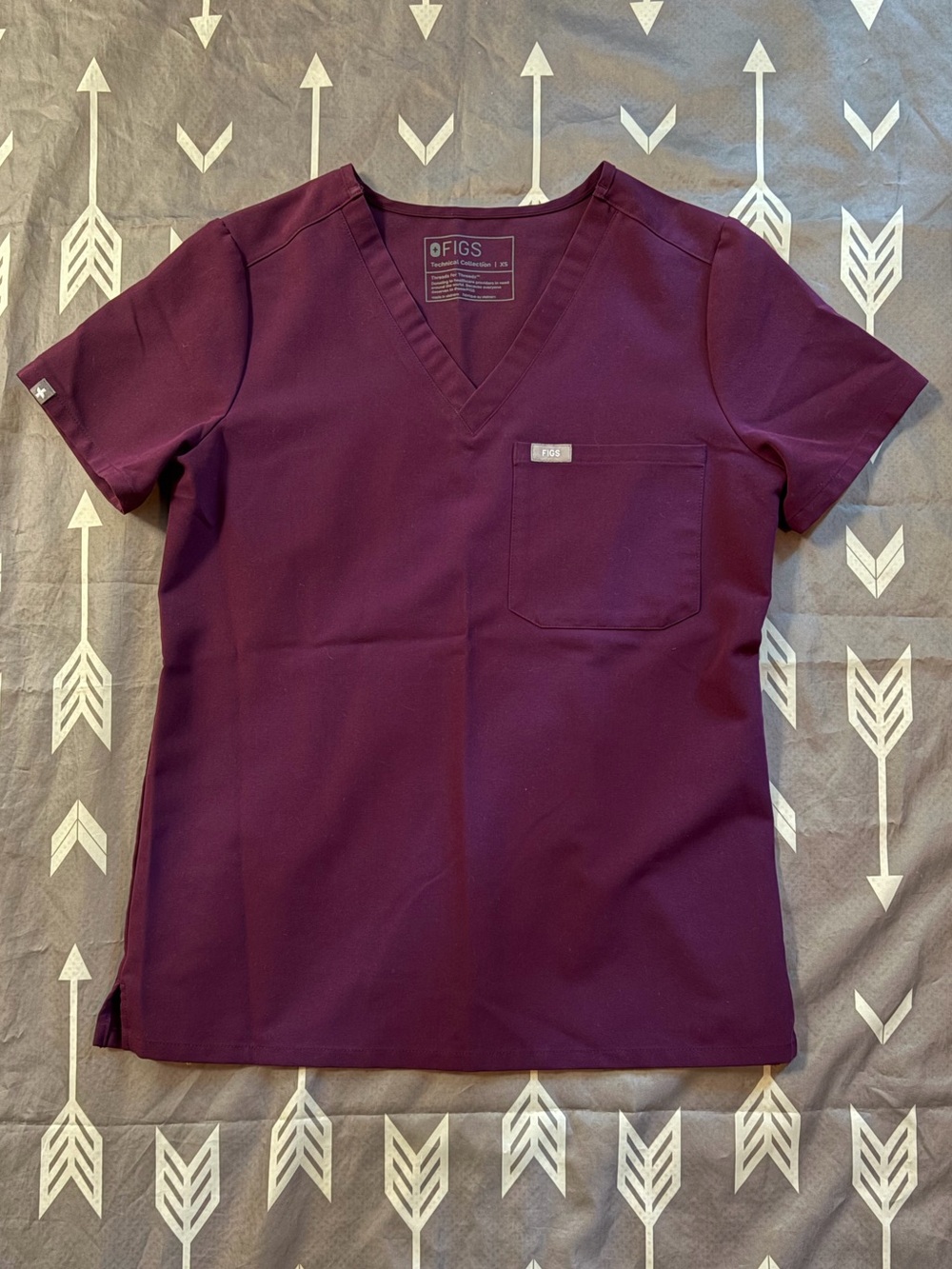 FIGS Short-Sleeve Xs Catarina V-Neck Scrub Top in deep purple